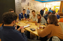 Ein Bild, das Person, Gruppe, Personen, Restaurant enthlt.

Automatisch generierte Beschreibung