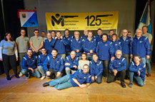 Ein Bild, das Person, drinnen, Sport, Gruppe enthlt.

Automatisch generierte Beschreibung