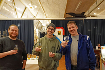 Ein Bild, das Person, drinnen, stehend enthlt.

Automatisch generierte Beschreibung