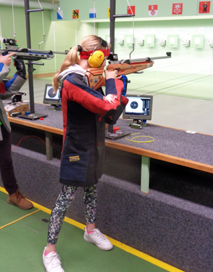 Ein Bild, das Person, Kleidung, Waffe, Schuhwerk enthlt.

Automatisch generierte Beschreibung