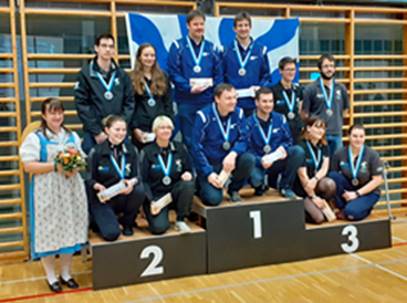 Ein Bild, das Person, Tennis, Front, Boden enthlt.

Automatisch generierte Beschreibung