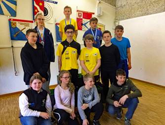 Ein Bild, das Kleidung, Person, Menschliches Gesicht, Schuhwerk enthlt.

Automatisch generierte Beschreibung