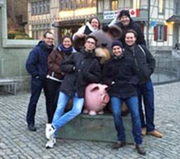 Ein Bild, das Person, Gebude, Boden, drauen enthlt.

Mit sehr hoher Zuverlssigkeit generierte Beschreibung