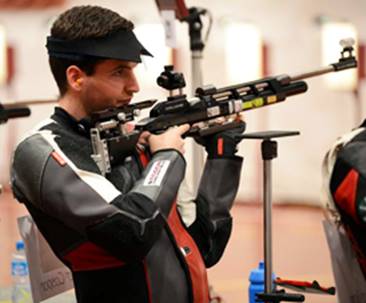 Ein Bild, das Waffe, Person, Fernwaffe, Gewehr enthlt.

Automatisch generierte Beschreibung